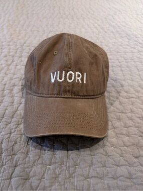Vuori Unisex Logo Hat in Camel